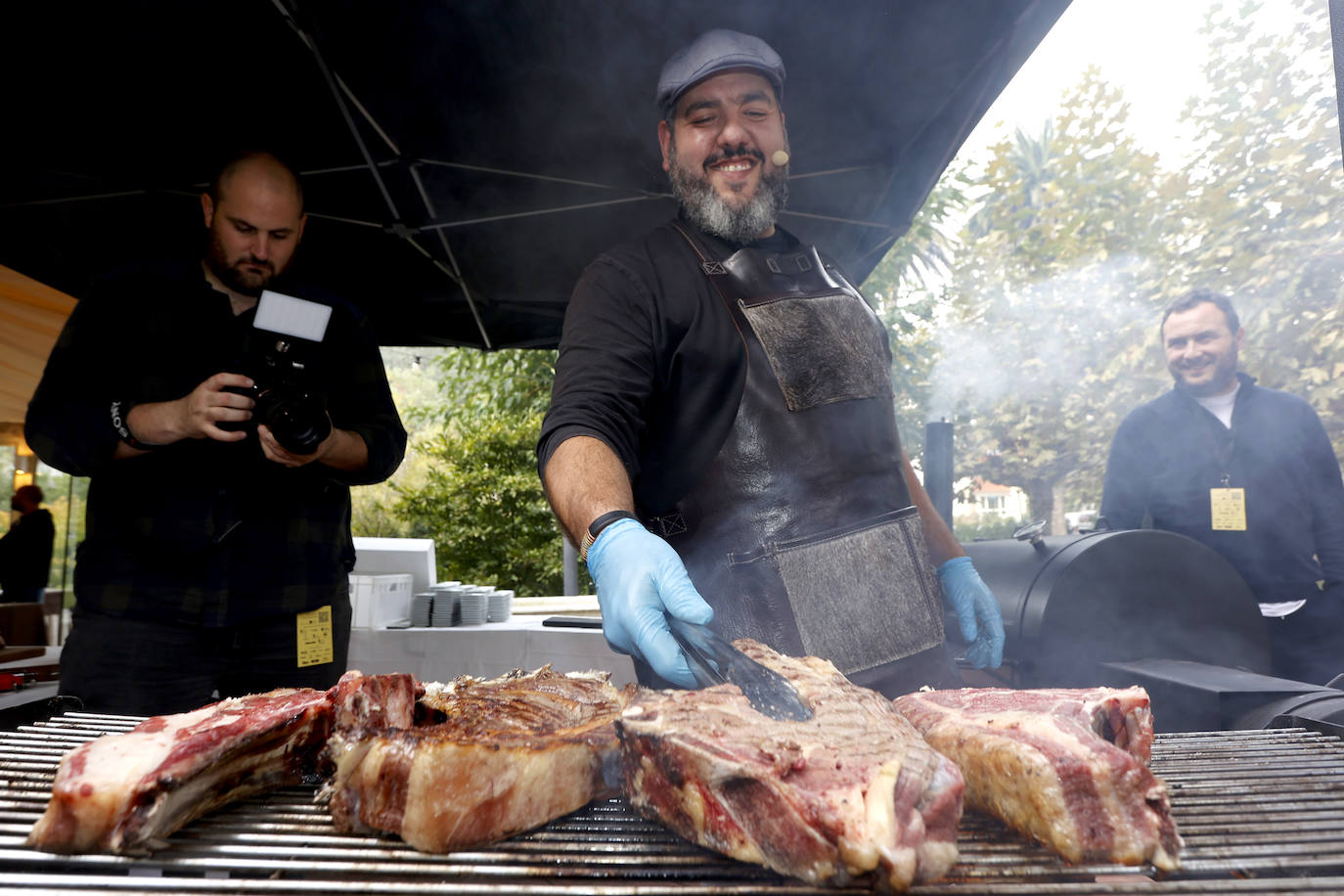 El cocinero Antonio Vicente sella los chuletones de tudanca de Quintana sobre las brasas. 