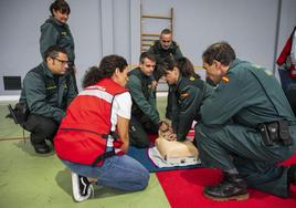 Los guardias civiles reciben instrucciones para realizar la reanimación cardiopulmonar.