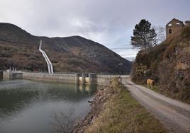 Imagen de la presa del embalse del Alsa, con las tuberías al fondo que comunican con la estación superior.