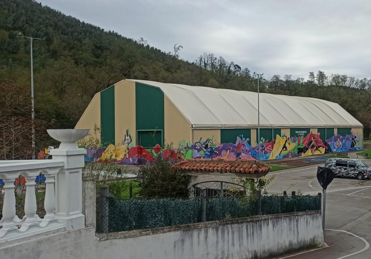 Pabellón del colegio infantil La Robleda de Santiago de Cartes, donde tendrá lugar el cotillón.