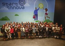 Foto de familia de autoridades y representantes de las empresas y de los centros que participan en la undécima edición de STARTinnova, sobre el escenario de la Sala Argenta.