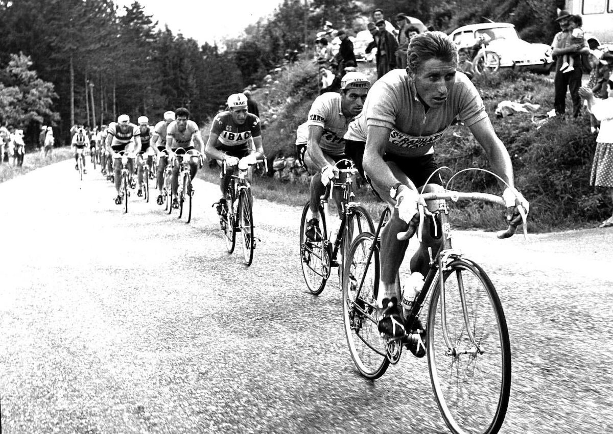 Imagen secundaria 1 - José Pérez Francés (Ferrys) pedalea tras Anquetil en 1963(izquierda) y Vicente Trueba, en plena ascensión al Ballon de Alsacia en 1933 (derecha).