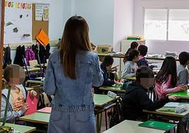 Una profesora dirige una clase en una escuela pública.