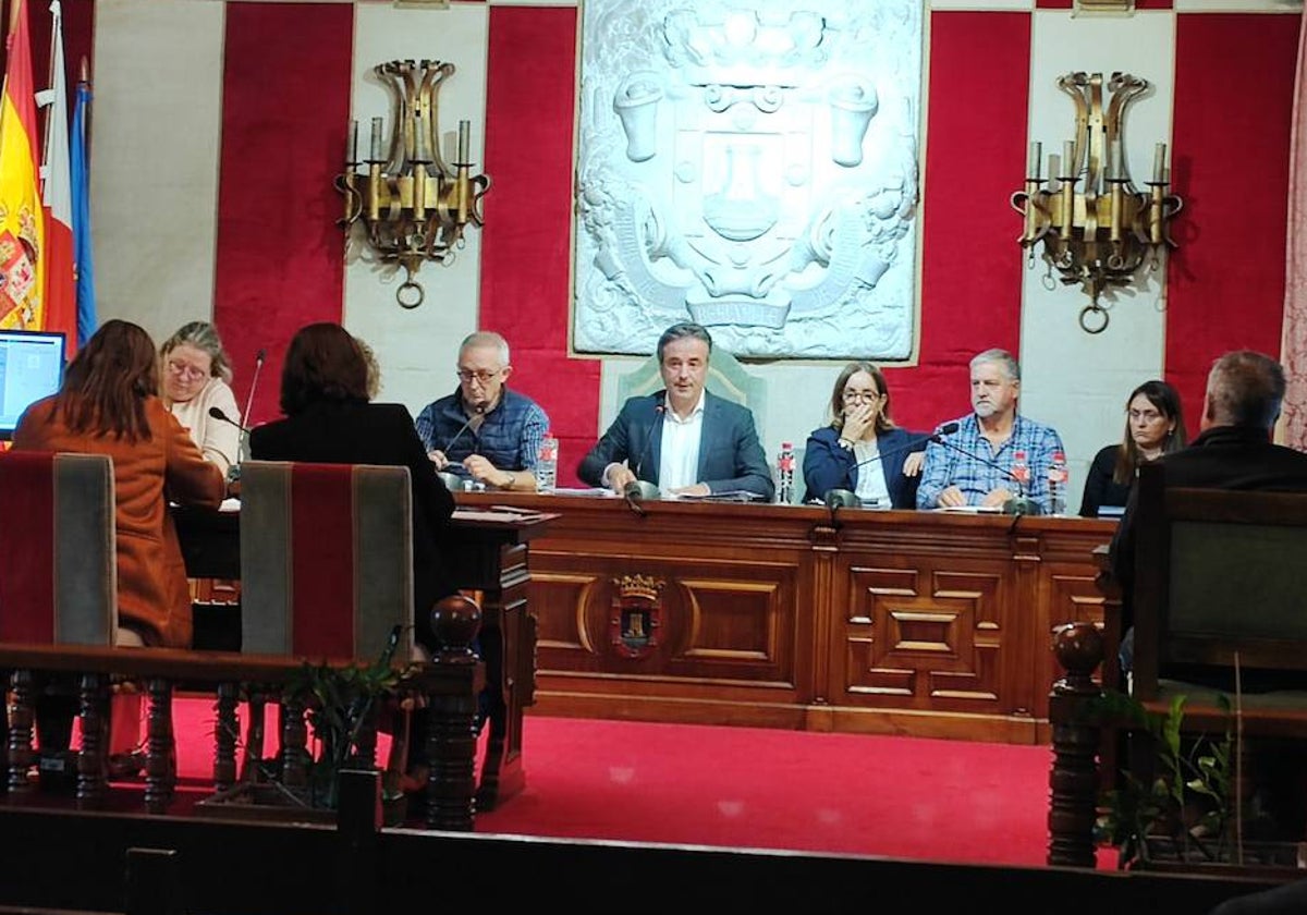 El alcalde de Camargo, Diego Movellán, en el centro, durante una intervención en el pleno de este jueves.