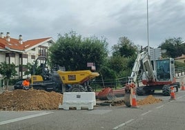 Maquinaria trabajando en el inicio de la rampa que conduce a la rotonda partida que será sustituida.