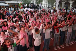 Las alumnas de la EDM de Gimnasia Rítmica en plena coreografía.