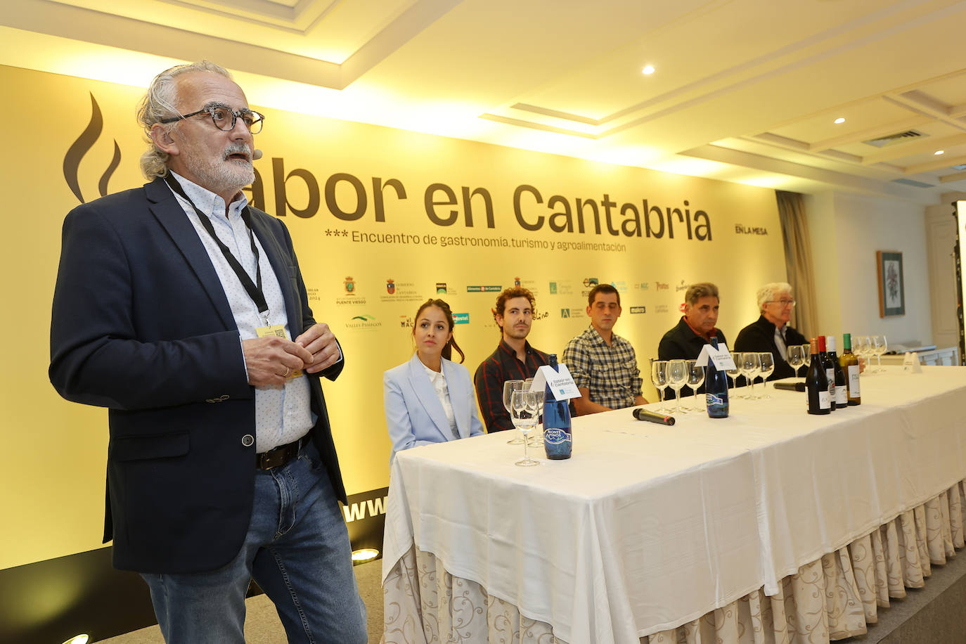 Alfonso Fraile, presidente de la Asociación de Sumilleres, condujo la cata en la que participaron las Bodegas Sierra del Oso, Picos de Cabariezo y Bodegas Cayo. 