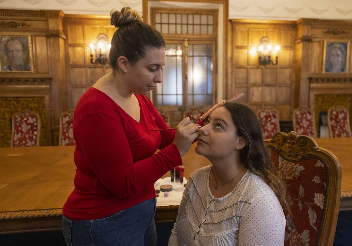 Imagen principal - Las actrices Aroa Gómez y Marina Ruiz.