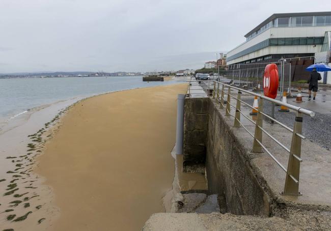 La marea baja deja a la vista el arenal más grande de los que se han formado en este proceso.