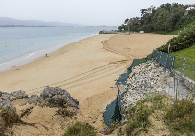 En primer plano, el acceso derruido desde el saliente que ahora divide la playa de Los Peligros en dos.