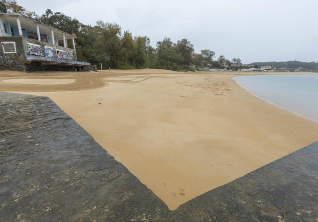 La otra parte, vista desde el embarcadero ahora visible (el segundo elemento que parte la playa en dos).