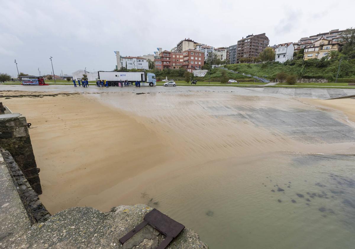 Imagen principal - Arriba, la playa junto a la rampa del mundial de vela. A la izquierda, la de Gamazo y a, la derecha, la que está junto al Marítimo