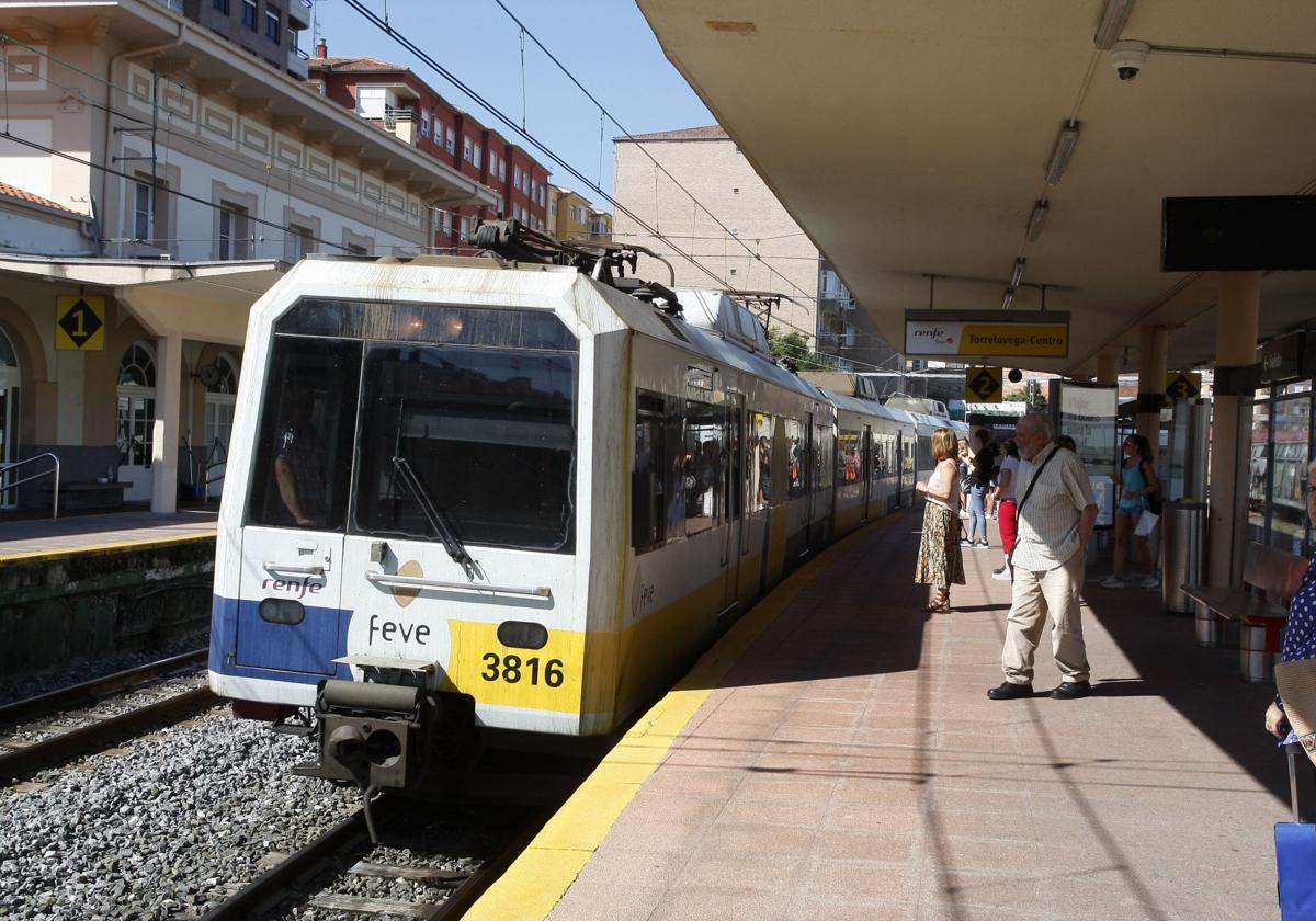 Pasajeros suben a un convoy en dirección a Santander, en la estación Torrelavega-Centro.