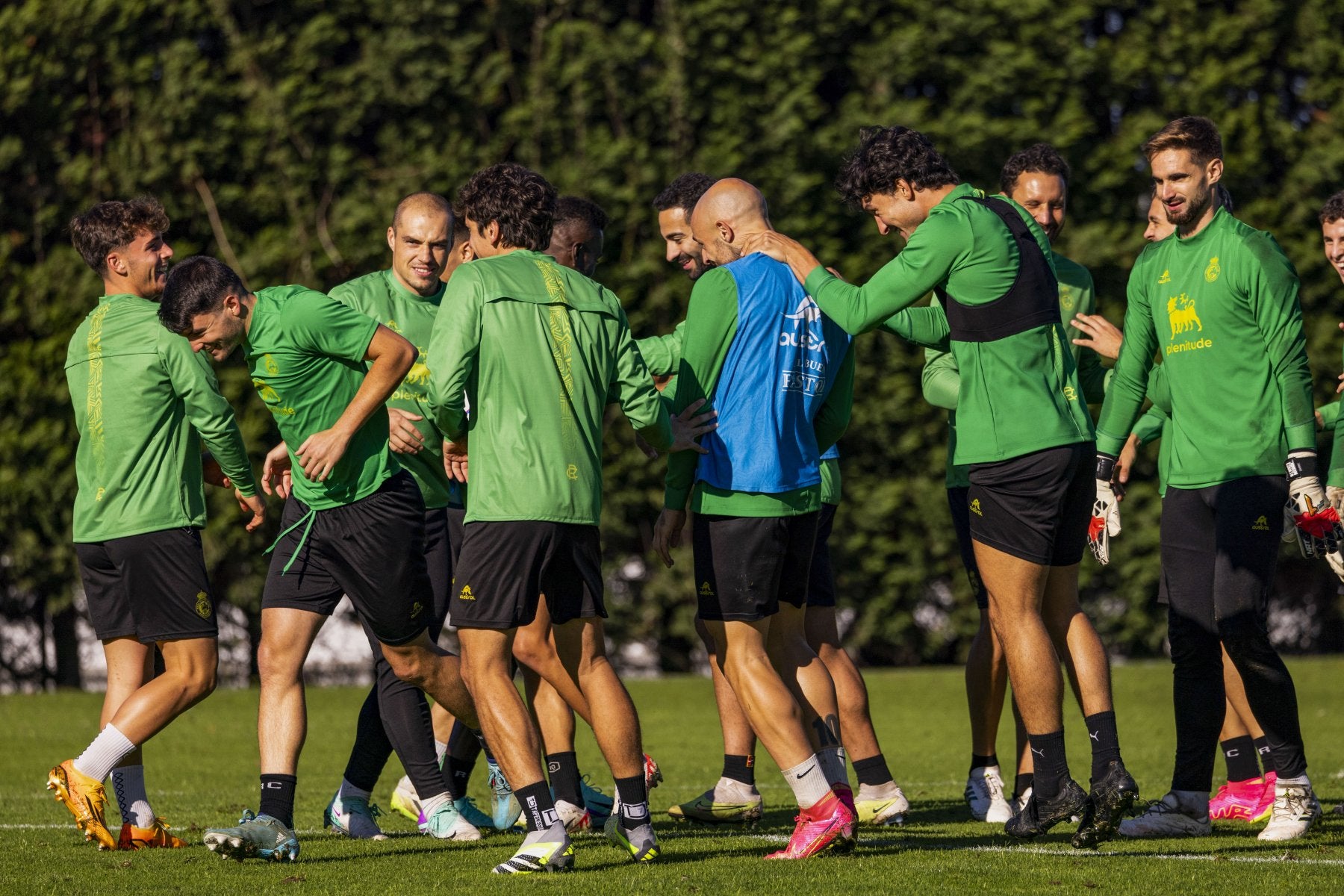 Los jugadores del Racing bromean durante la sesión del viernes en las Instalaciones Nando Yosu.