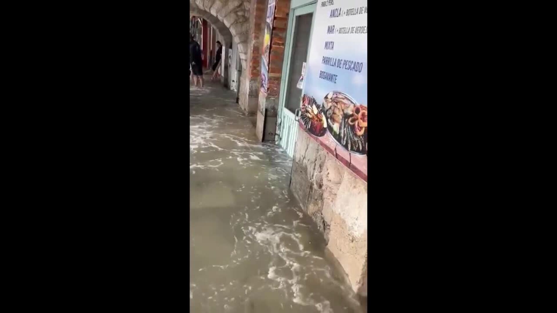 La pleamar inunda los locales comerciales de San Vicente