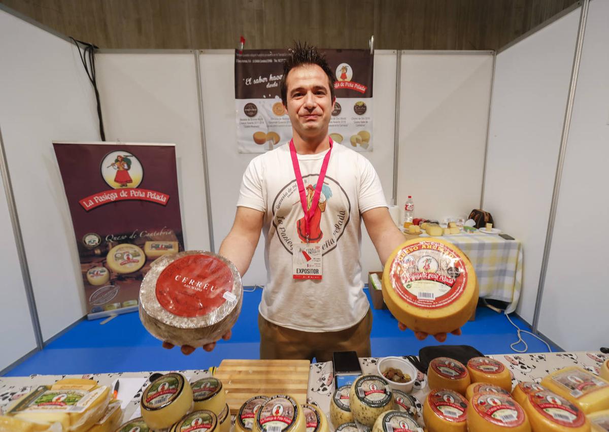 Imagen secundaria 1 - A la izquierda, César Ruiz Solana en la Feria del Producto de Cantabria. A la derecha, César Ruiz y César Campo, en la cueva de Tresviso donde se afina el Cerréu.