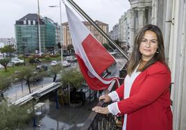 La consejera Begoña Gómez del Río, en el balcón de su despacho, en la sede de la calle Castelar de Santander.