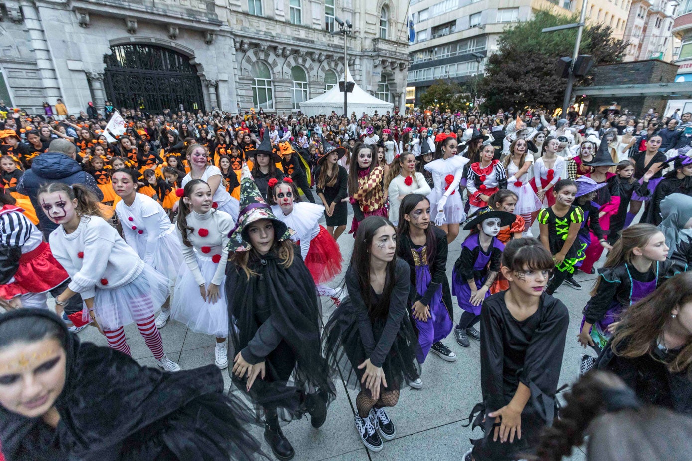 Un momento de la coreografía que representaron todas las escuelas de danza del pasacalles.