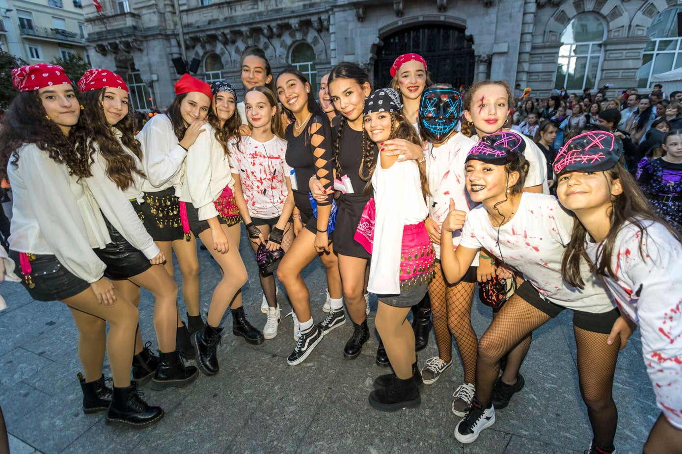 Un grupo de piratas, tras la coreografía, en la plaza del Ayuntamiento.