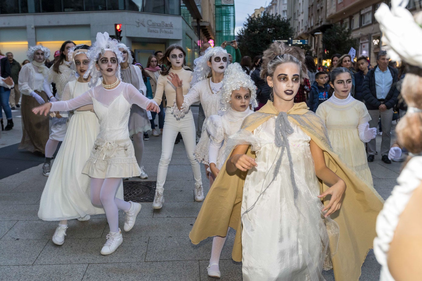 Un grupo de bailarinas de la escuela de Covadonga Viadero, difrazadas de novias del la muerte.