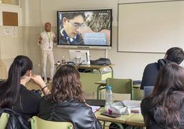 Aula del instituto González de Linares, en Peñacastillo, en la que ya se ha colocado una de las nuevas pizarras digitales.