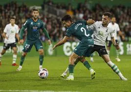 Íñigo Vicente encara a Delmas durante un lance del partido jugado ayer en El Sardinero, con Carlos Vicente al fondo.