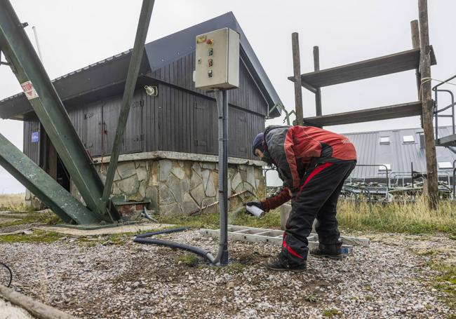 Un operario pinta un poste que el temporal de viento había derribado.