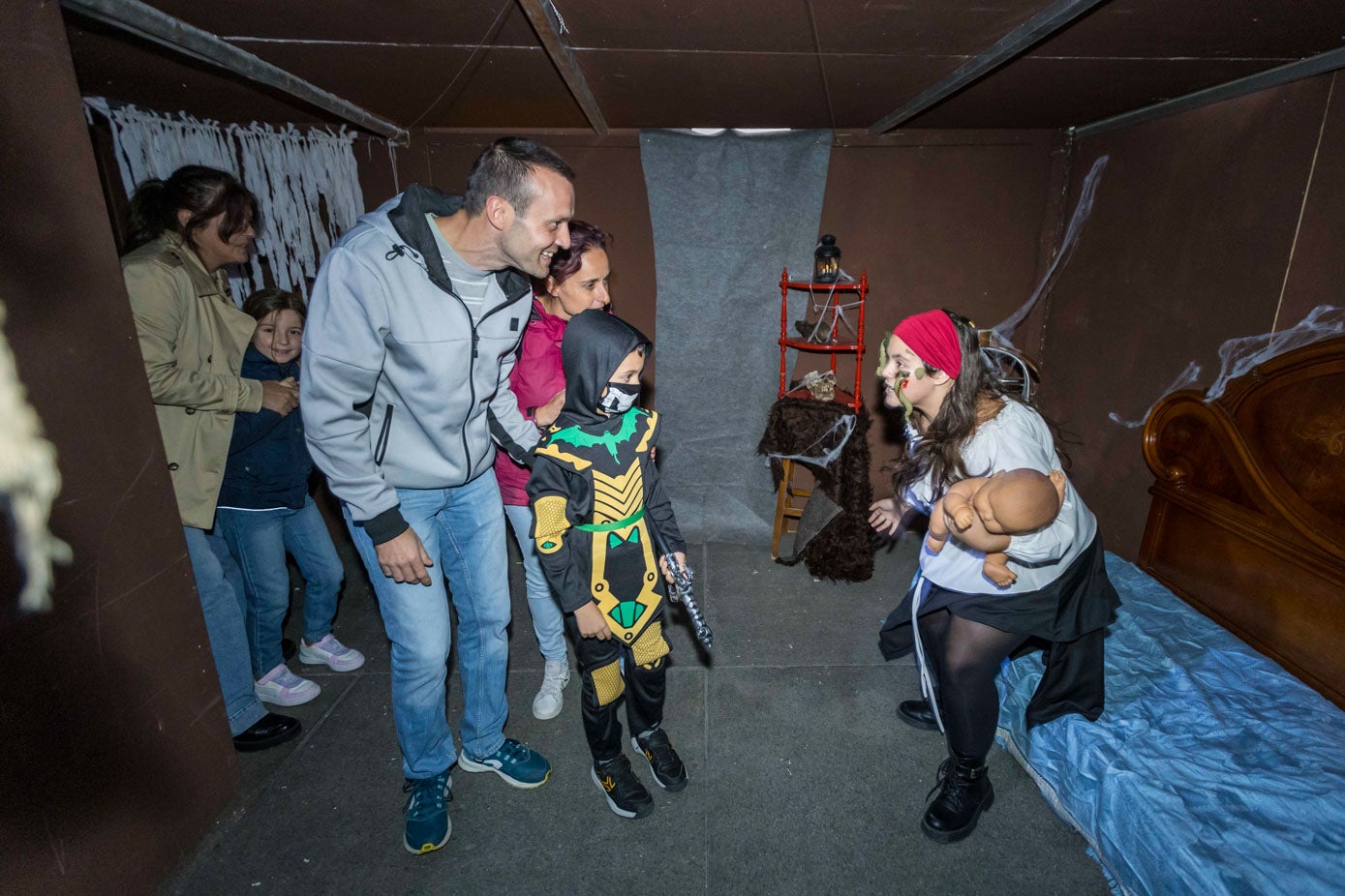 Una pirata con un bebé muñeco, charla ndo con unos visitantes.