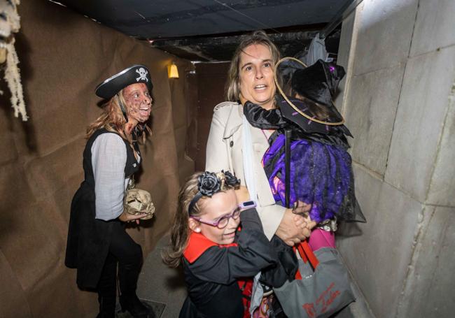 Dos hijas se aferran a su madre, en 'El Pasaje del Terror' pirata.