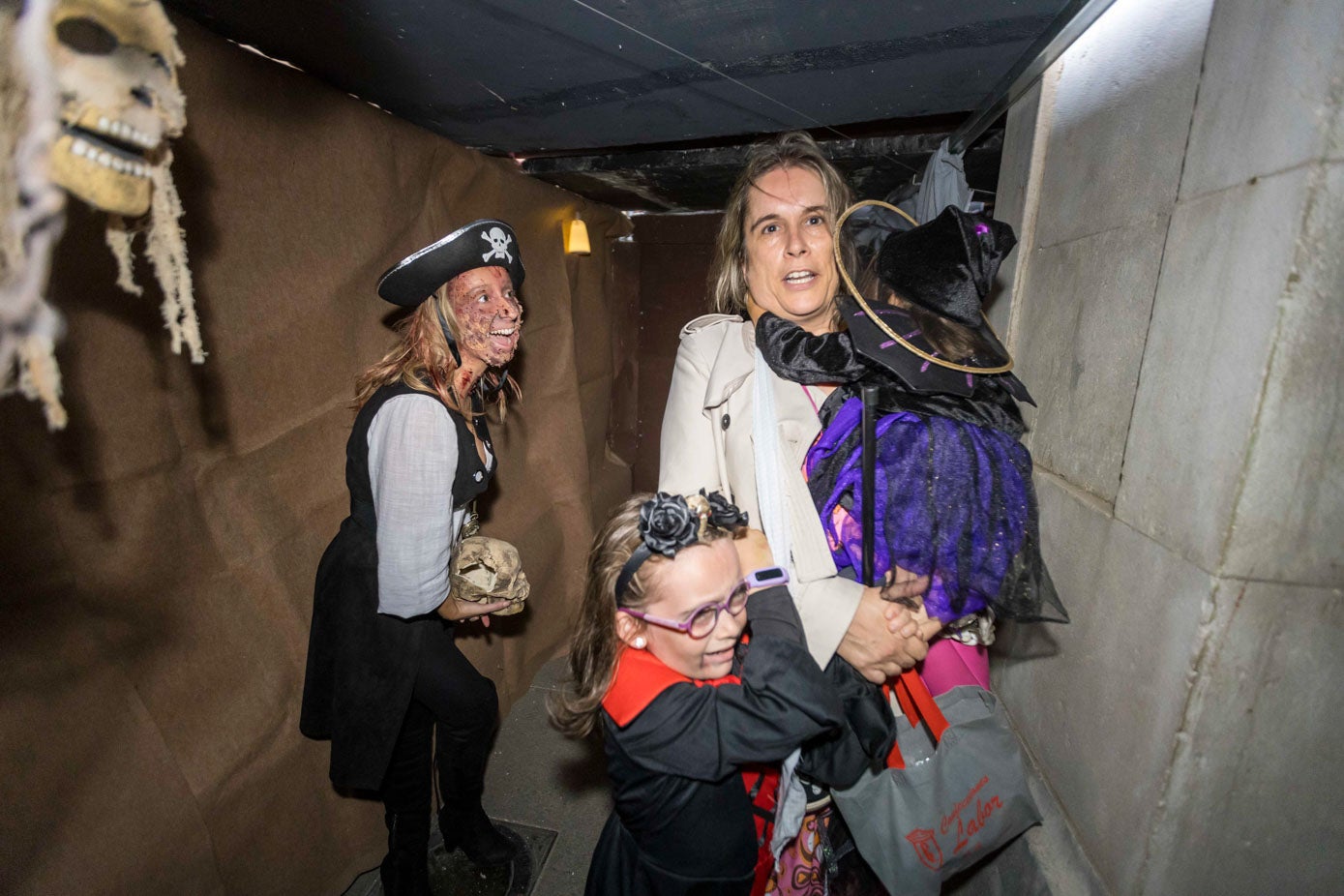 Dos hijas se aferran a su madre, en el 'Pasaje del Terror' pirata.