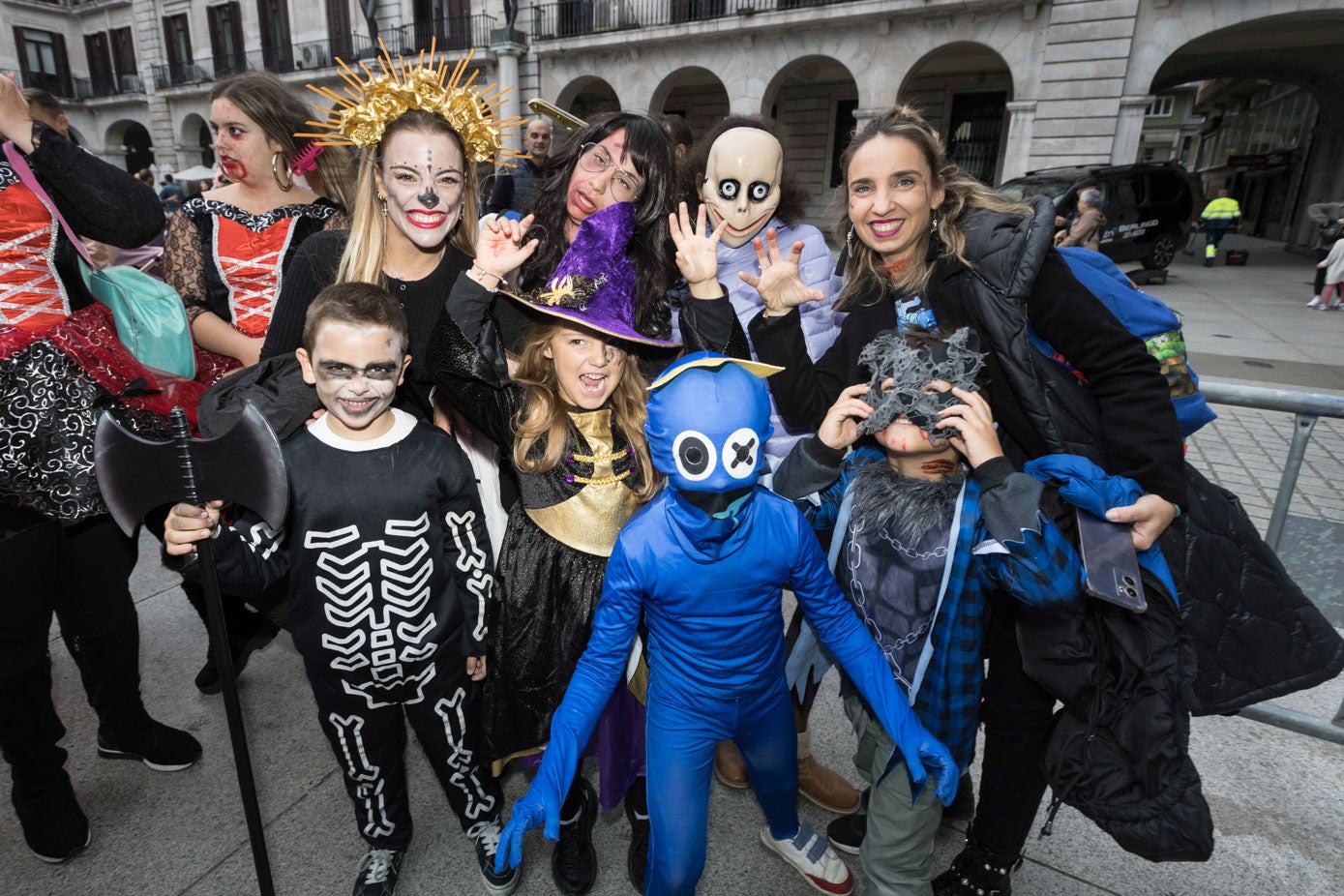 Una famiilia, con sus mejores galas terroríficas.