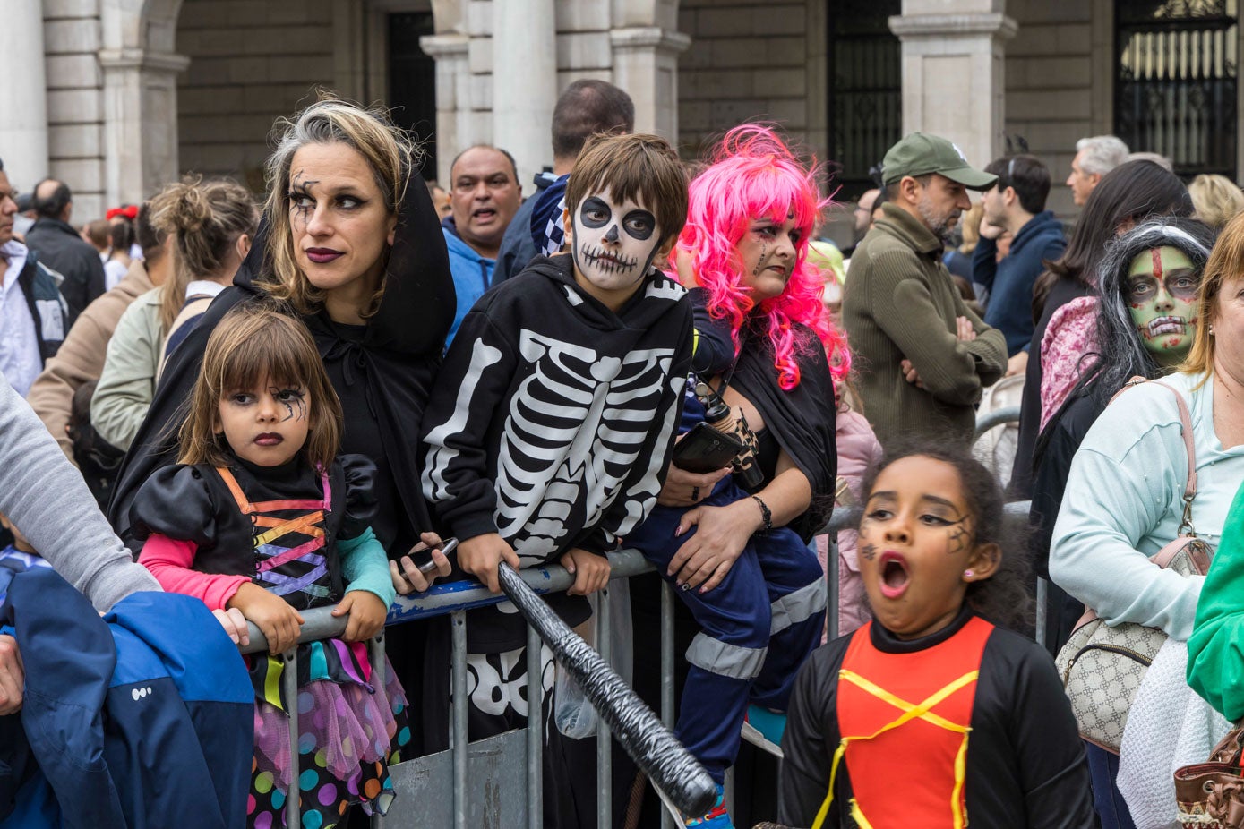 Un grupo de personas, en la larga cola que se formó para acceder al pasaje del terror de la plaza Porticada.