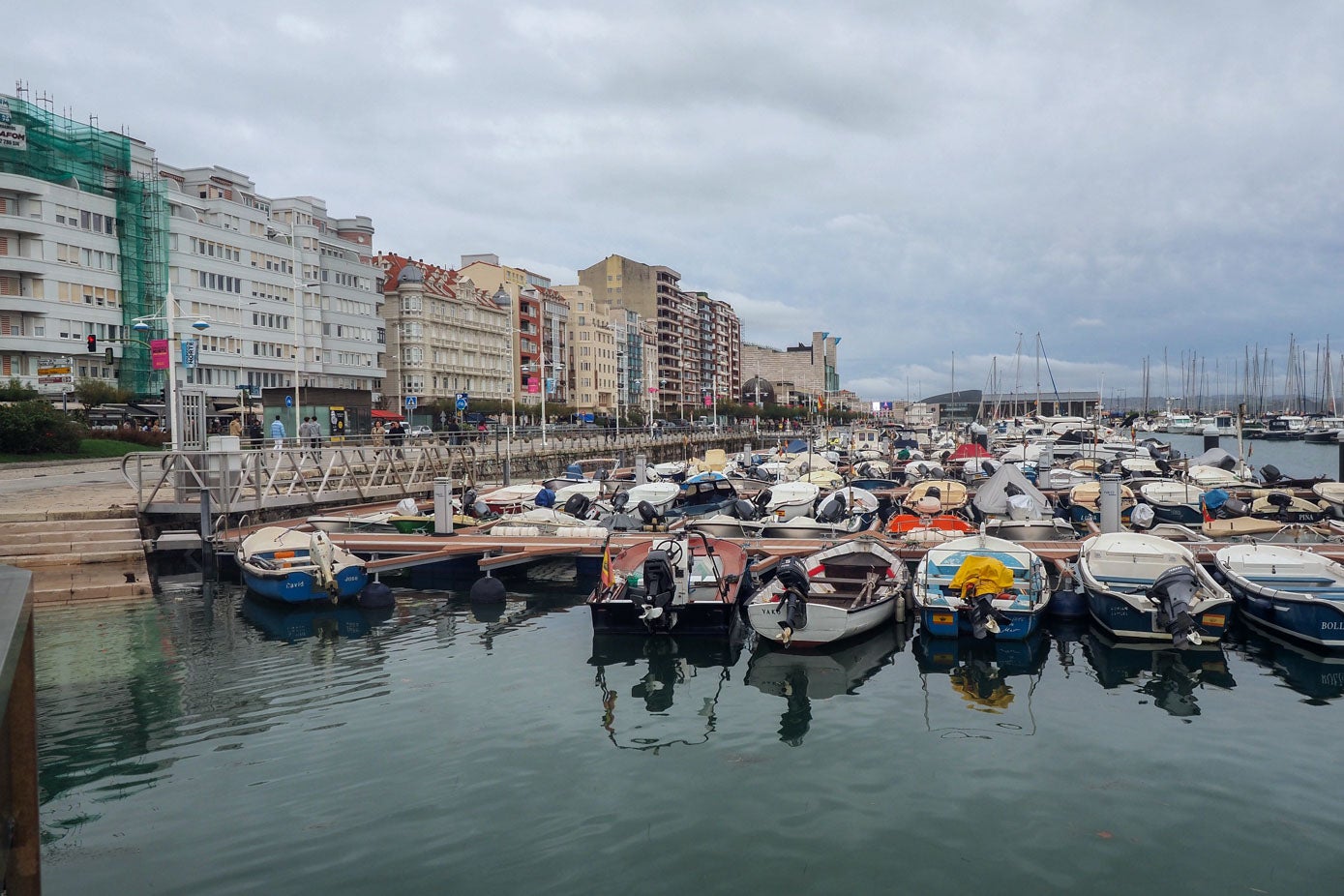 Barcos casi a la altura de la calle en Puertochico.