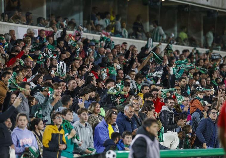 Los aficionados verdiblancos, en una de las gradas de los Campos de Sport durante el encuentro