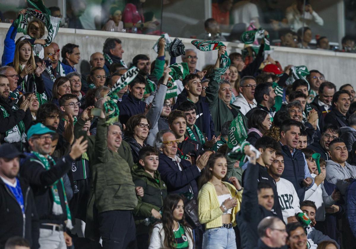 Casi 15.000 espectadores siguieron en directo el partido en los Campos de Sport.