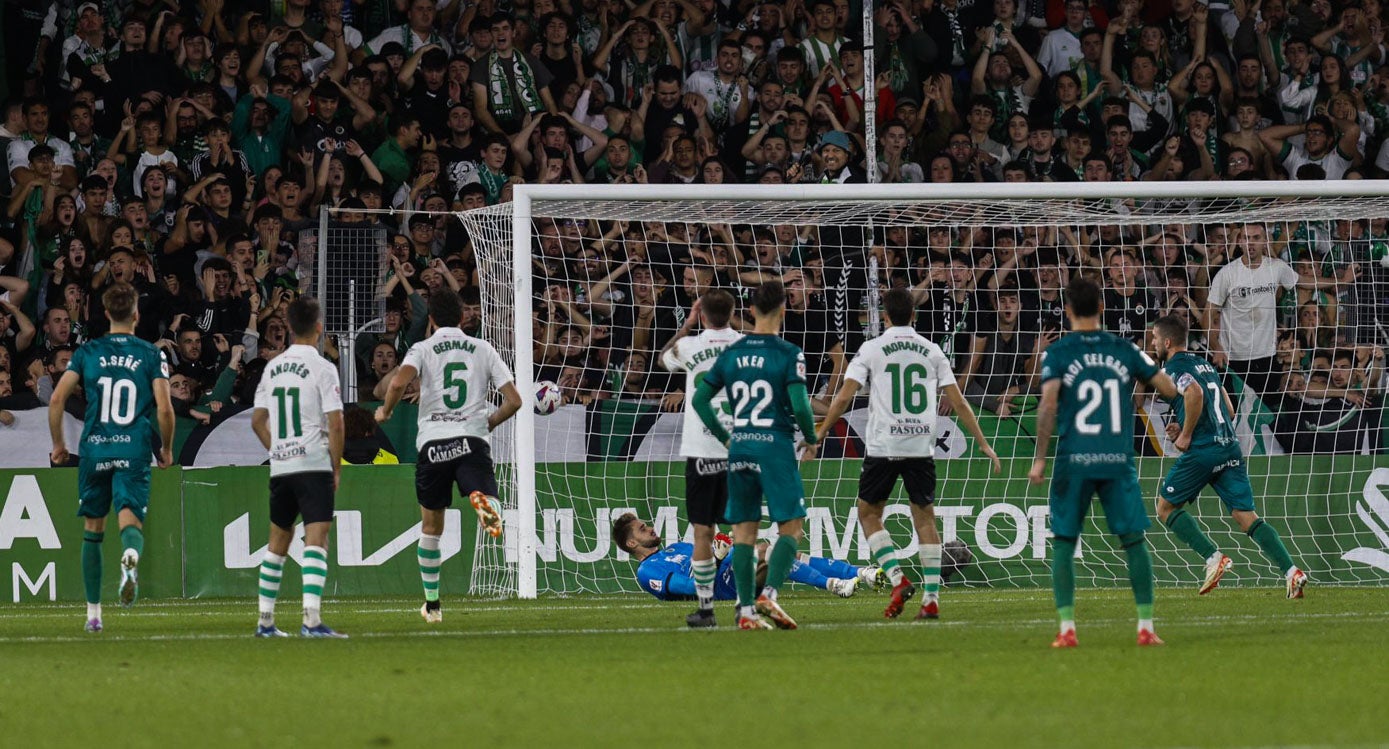 Los jugadores verdiblancos y el público se lamentan tras el penalti transformado por Héber Pena y que suponía el 1-2.