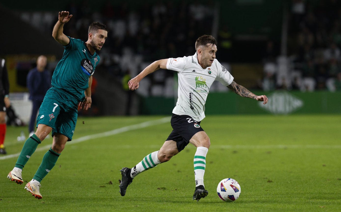 Dani Fernández conduce la pelota ante Héber.