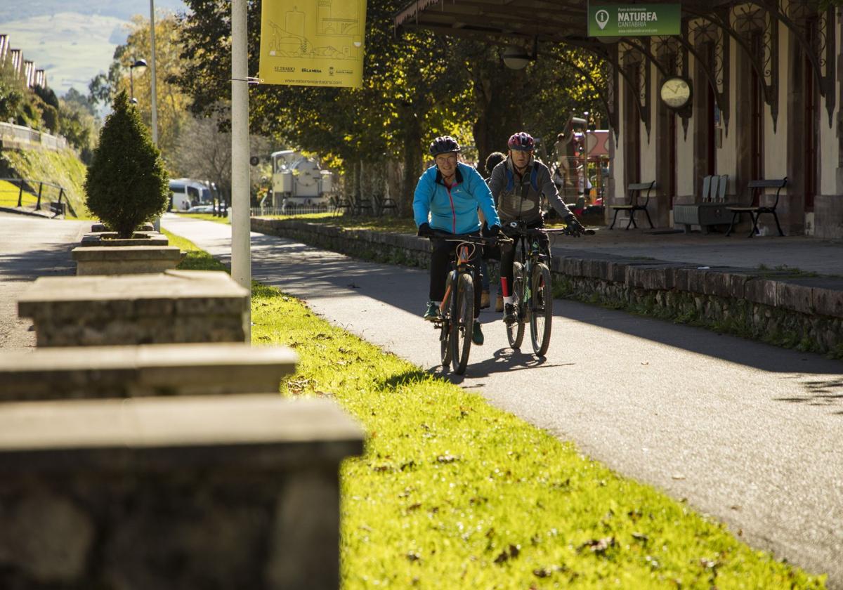 Vía Verde del Pas a su paso por la antigua estación de tren de Puente Viesgo.