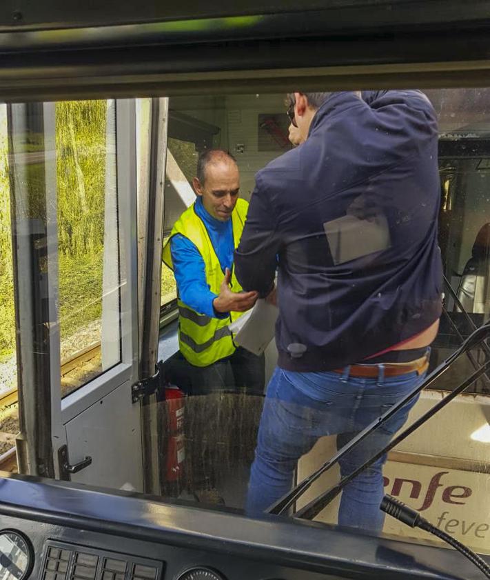 Imagen secundaria 2 - Arriba, pasajeros esperando a ser transbordados. Abajo, la Guardia Civil auxilió las labores de los operarios de Renfe, en traspaso de un tren a otro.