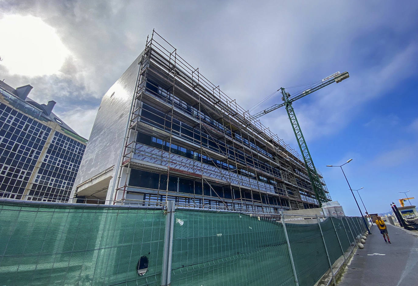 La construcción del centro náutico en el puerto de Laredo está ya en su recta final.