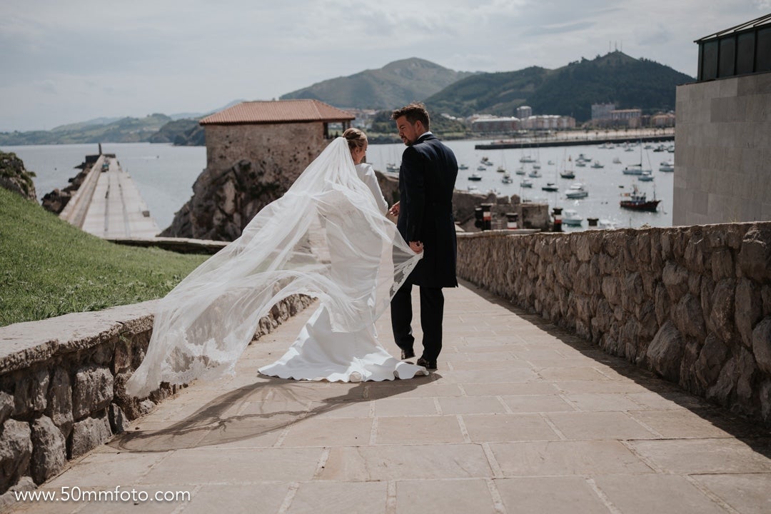 Ana Aguirre y Jose Carlos Redondo celebraron su boda el 16 de septiembre en Castro Urdiales. La pareja vive en Córdoba porque el novio es de allí, pero a Ana le hacía mucha ilusión casarse en su localidad natal y su día estuvo lleno de detalles tanto de Cantabria como de Andalucía. Se fueron de luna de miel nueve días a Santorini.