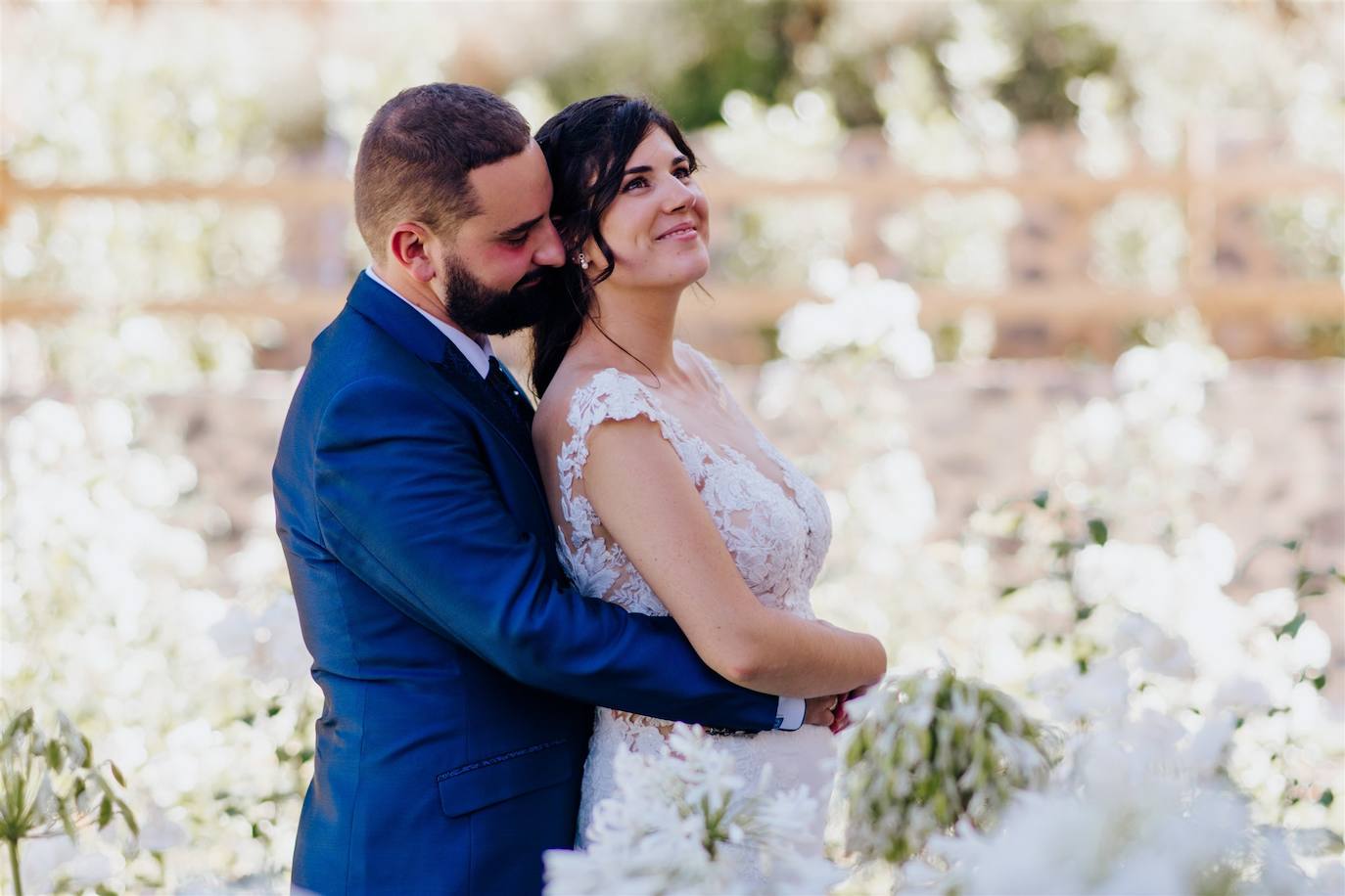 Estela Hormaechea y Raúl del Hoyo contrajeron matrimonio el 14 de julio en el Palacio de los Acevedo. La novia lució un precioso vestido de encaje y el novio un traje de Open Hombre. Además, recuerdan que «el día anterior llovió a jarros» pero el día de la boda «hizo 28 grados y sol». 