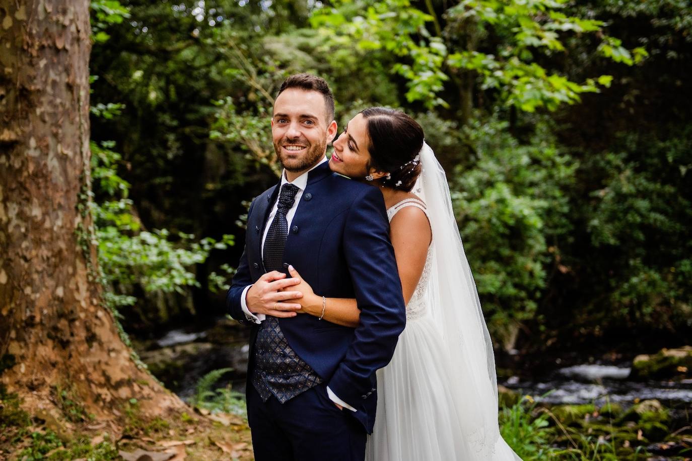 Aloma Cosio y Pablo Pinedo se casaron el 29 de julio en Nuestra Señora del Carmen, en Nueva Montaña. La novia recuerda que «el novio le insistió en broma que como mucho la esperaba diez minutos», por aquello de que ellas siempre llegan tarde. La ceremonia comenzaba las 12.30 horas y Aloma estaba lista para salir de casa un cuarto de hora antes, y eso que estaba a dos minutos en coche de la iglesia. A la hora del enlace «seguía esperando porque Pablo estuvo 20 minutos en un atasco en Torrelavega».