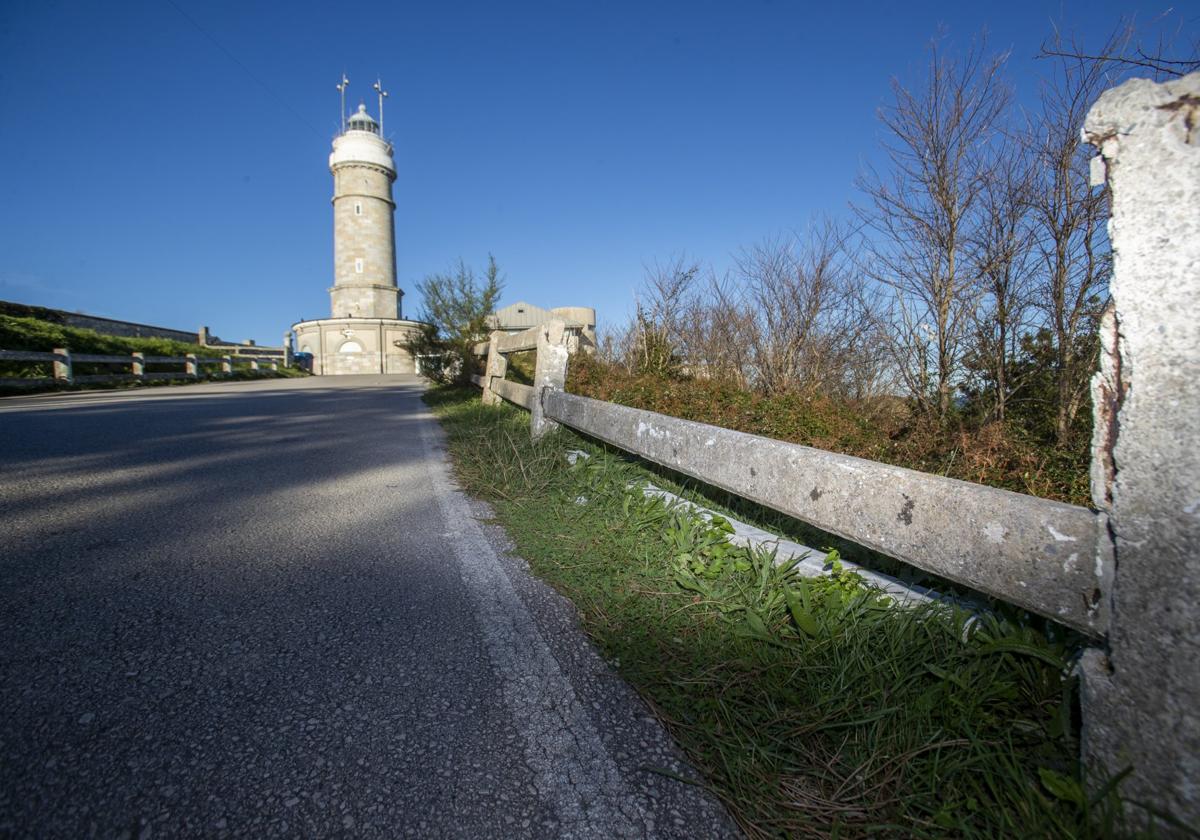 Las vallas que delimitan el camino de acceso al Faro de Cabo Mayor están derruidas y el hormigón del suelo agrietado.