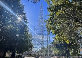 Escultura del árbol instalada en el parque del Torreón de Cartes, que ahora habrá que decorar, y que está previsto que alcance los 45 metros.