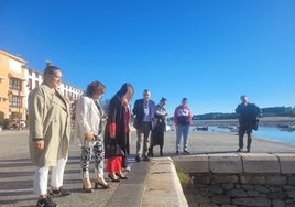 Media, en el centro, junto a la Corporación municipal y afectados en la zona donde se instalará el muro.