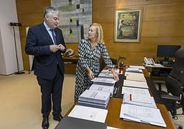 En el Parlamento. El consejero de Economía, Luis Ángel Agüeros, y la presidenta de la Cámara, Mª José González Revuelta, registraron ayer el Presupuesto.