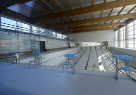 Interior de las instalaciones piscinas municipales de Val de San Vicente .