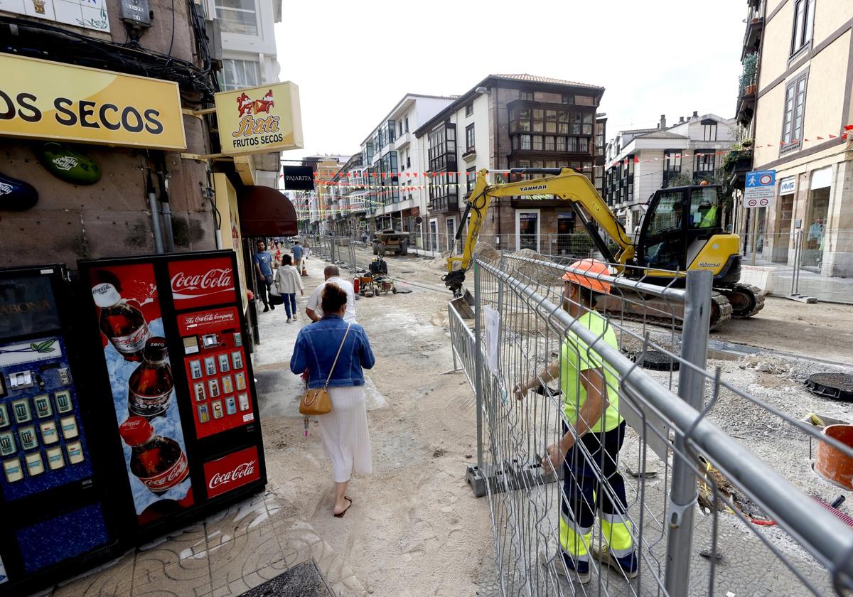 Operarios trabajan en la reforma integral de la vía, este verano, en la calle Julián Ceballos de Torrelavega.