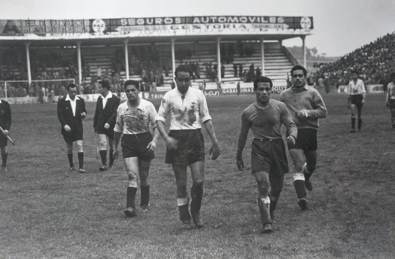 Joseíto, el más adelantado, con la camiseta del Real Madrid, en un partido de Copa de 1954 contra el Racing. A la izquierda aparecen Alsúa y Vázquez y a la derecha, Ortega